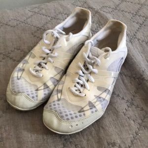 Nfinity vengeance cheer sneaker